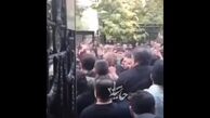 هجوم عجیب هوادارن رضا گلزار در مراسم عزاداری!