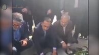 ویدئو | خاک پاشیدن خانواده عزادار دانش‌آموزان کرمانی به صورت وزیر آموزش‌وپرورش